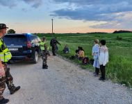 Migrantų teigimu, prieš pereinant sieną, grupę Baltarusijoje atlydėję kaukėti asmenys jų vaikams esą davė tablečių
